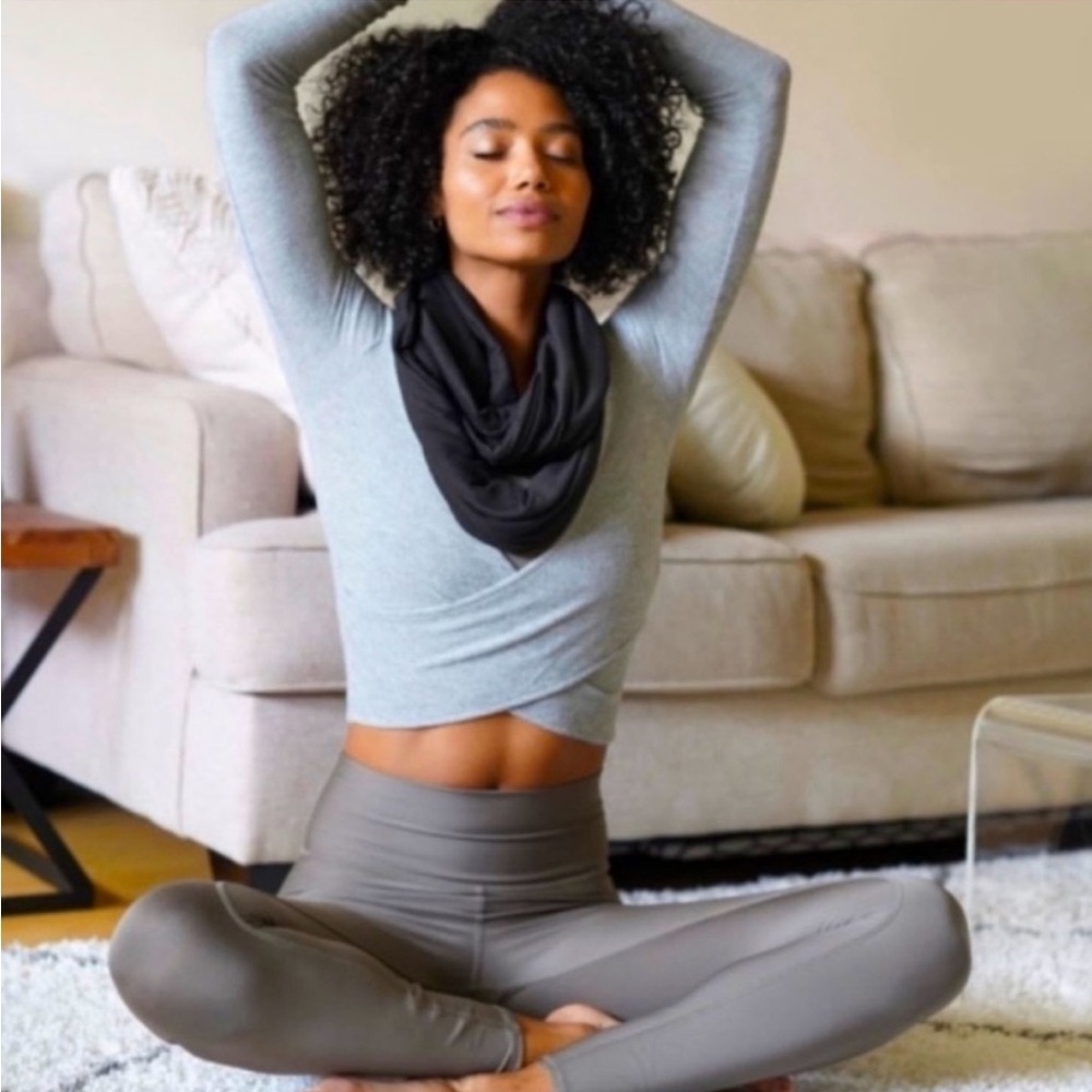 NWT ❤️ Beyond Yoga - Black Pocket Infinity Scarf